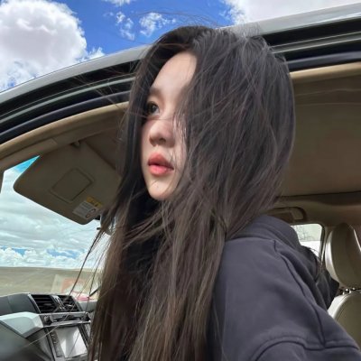 高墙、黑色与帅小伙